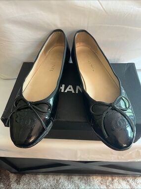 CHANEL Black Patent Leather Ballerina Flats with Bow